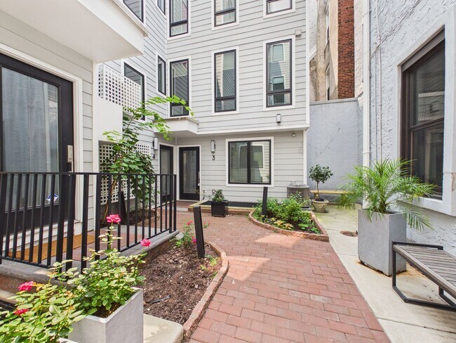 Building Photo - 212 Bainbridge St