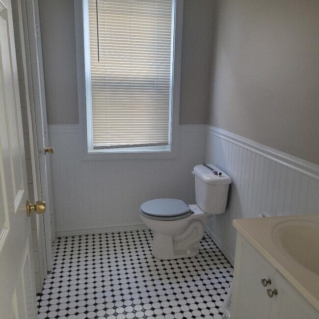 Building Photo - 133 Bath St