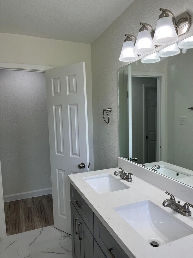 Building Photo - 1310 Canterview Dr