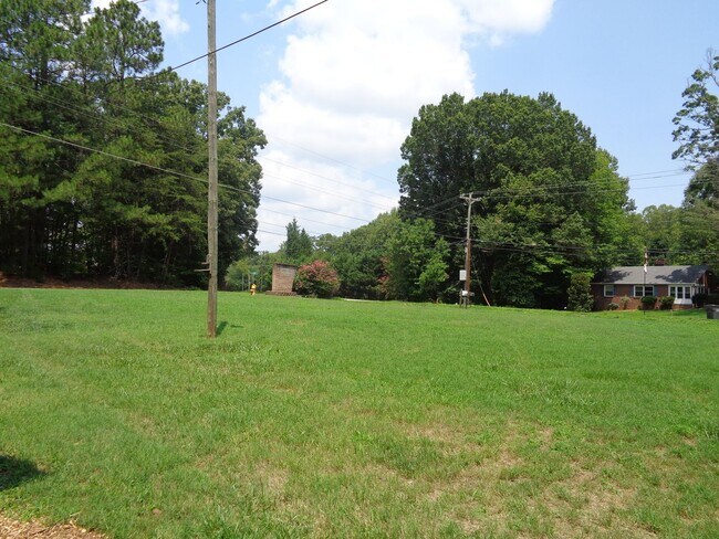 Building Photo - Lots of Space-Big Yard