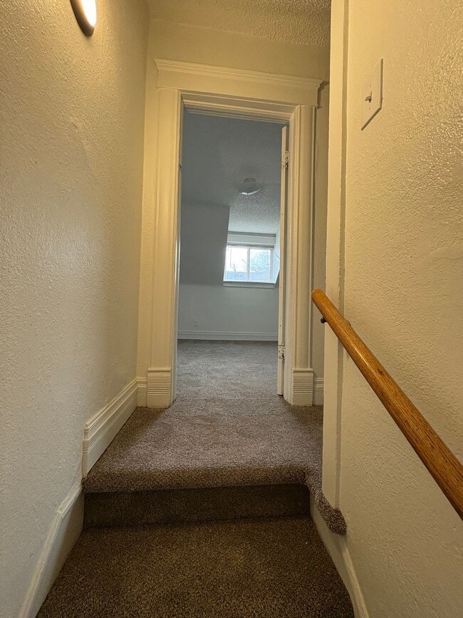 Building Photo - Beautiful 4 Bedroom, 2 Bath in Prime Location