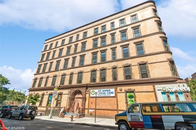 Building Photo - 311 St Ann's Ave