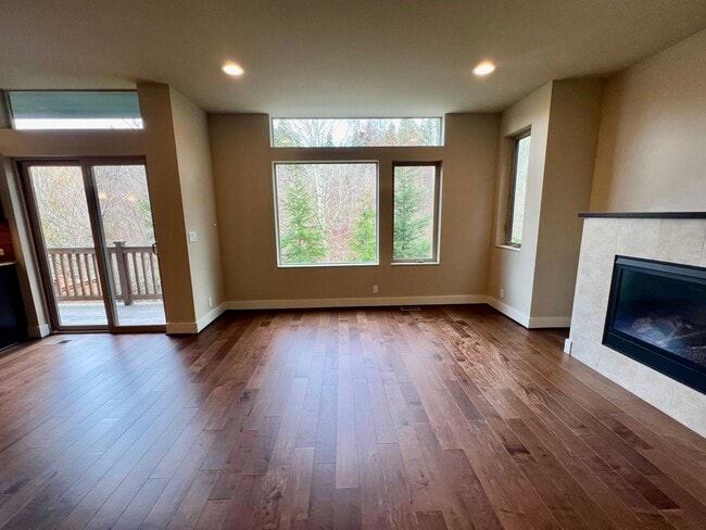 Building Photo - Newcastle Home