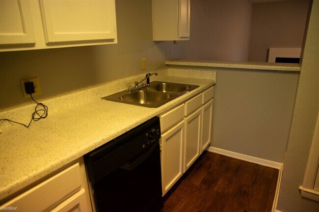 Building Photo - 2 br, 1 bath Townhome - 5803 Shadydell Dr