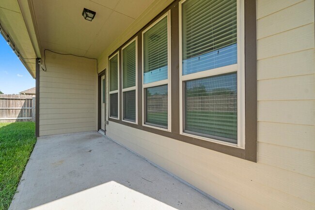 Building Photo - 4234 Green Landing Dr