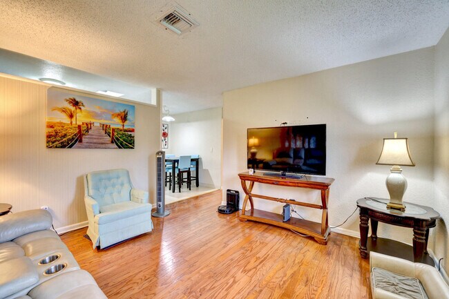 Building Photo - 141 SE Serenata Ct