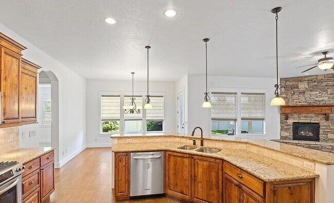 Building Photo - Gorgeous 3 bed 2 bath home in the heard of...