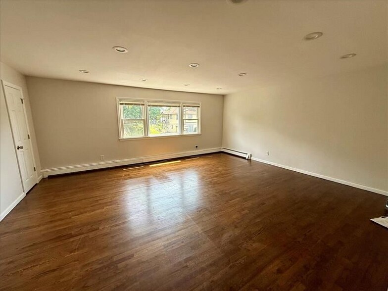 Building Photo - 709 Hall St