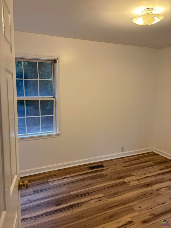 Building Photo - 122 Tinker Blvd