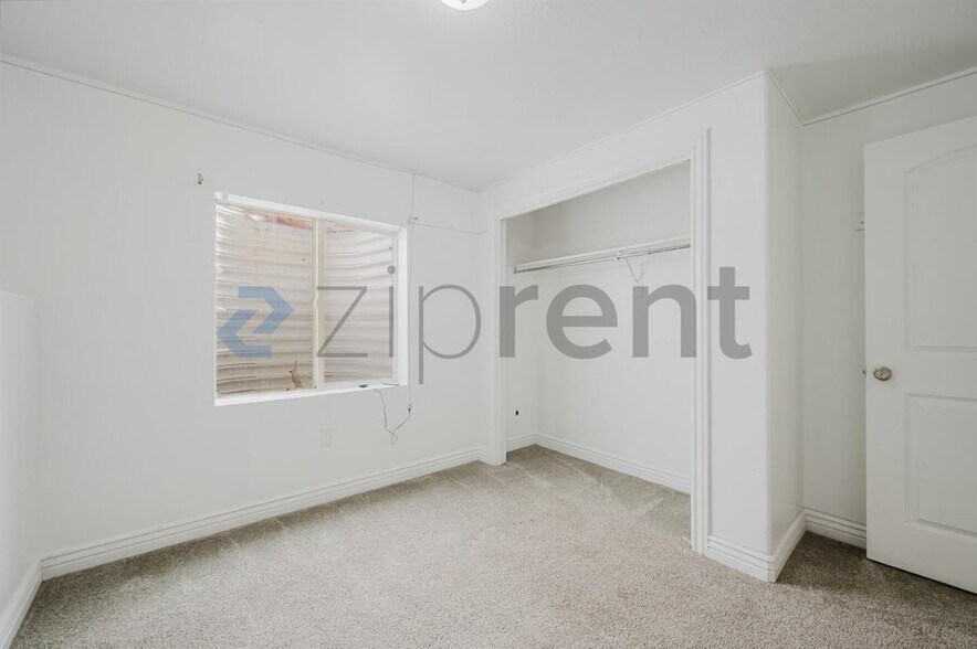 Building Photo - Unit