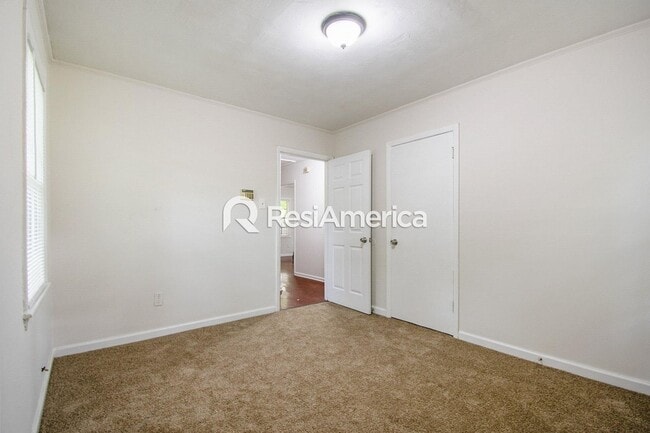 Building Photo - Redone and ready for move in