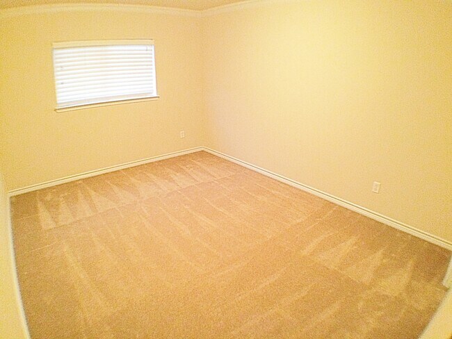 Building Photo - Newly Updated Expansive 5 Bedroom 3.5 Bath...