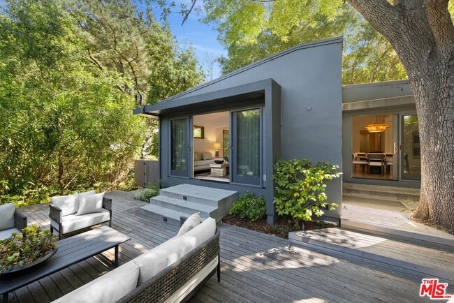 Building Photo - 8811 Wonderland Ave