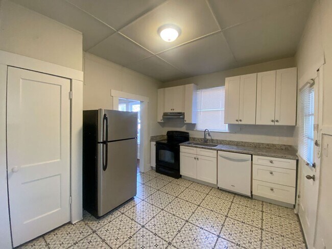 Building Photo - 2Bed/1Bath House for Rent! Available Now!