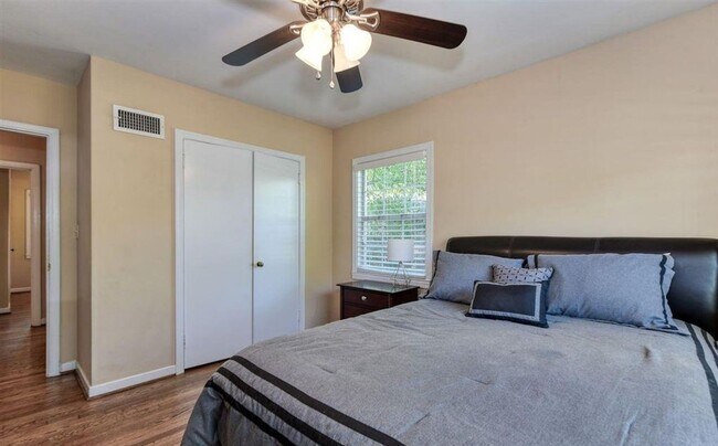 Building Photo - Beautiful three Bedroom One Bathroom For Rent