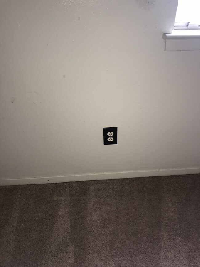 Building Photo - 3 Bedroom 2 Bath