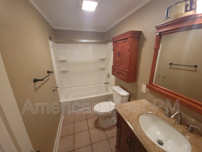 Building Photo - 613 NE 45th St