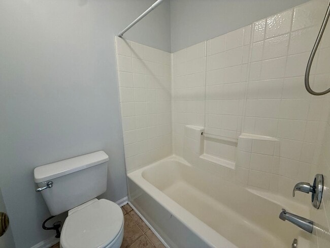 Building Photo - Bright and spacious 2 bed, 2.5 bath condo in the heart of Virginia Beach!
