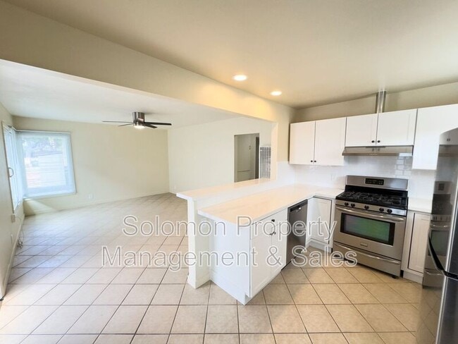 Building Photo - 515 N Ditmar St