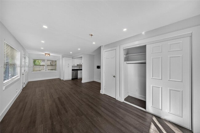 Building Photo - 924 NE 17th Terrace