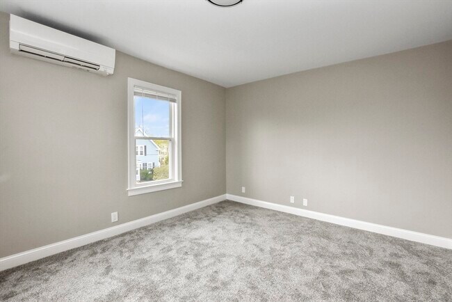 Building Photo - 27 Oak St