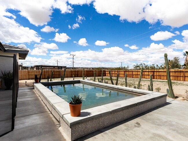 Building Photo - Spacious 4 Bedroom 2 Bathroom Home With A Pool