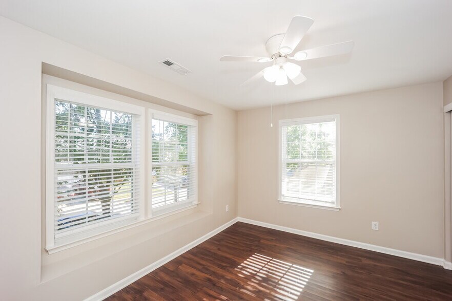 Building Photo - 54 Brookview Dr