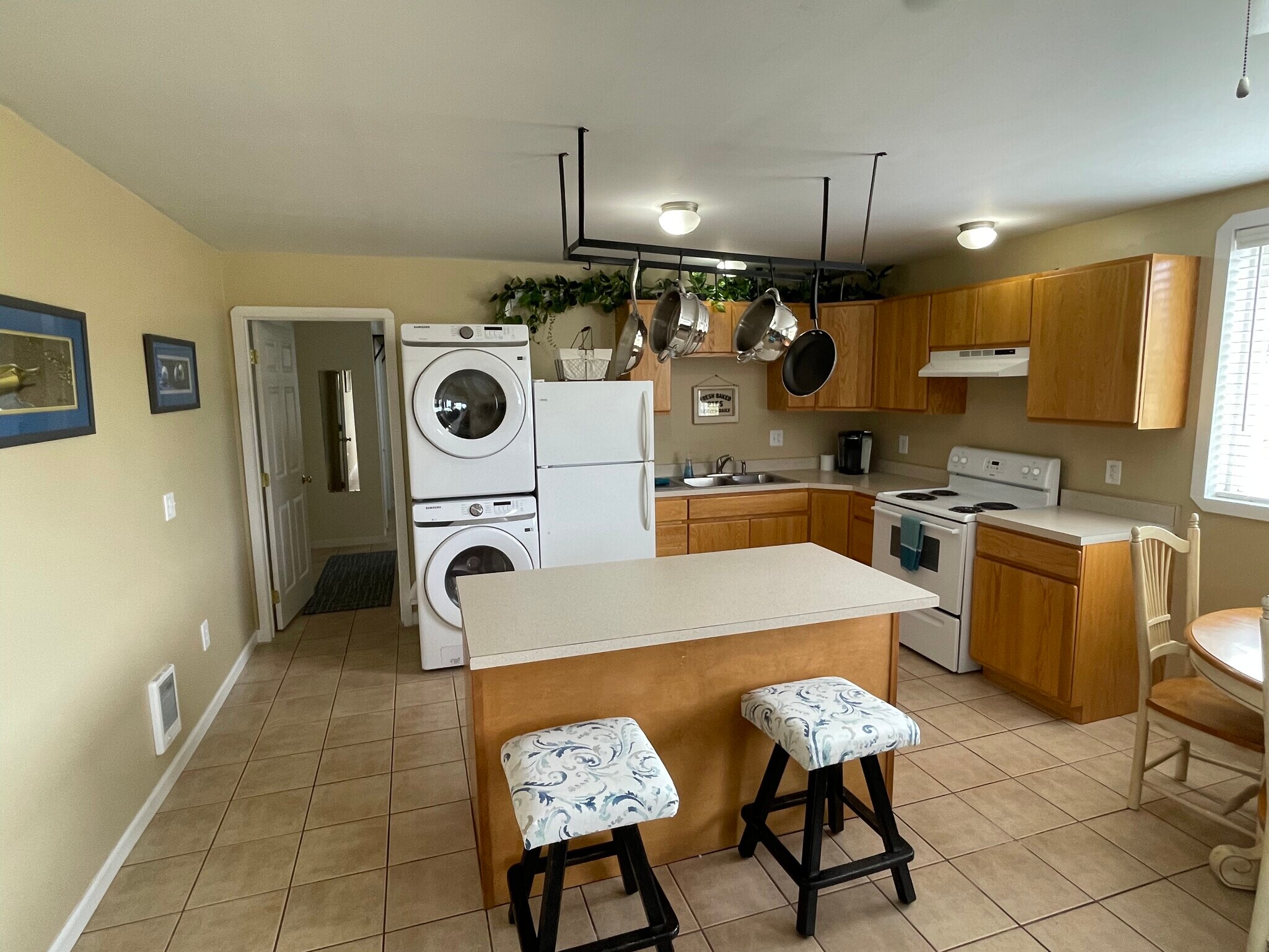 Stools/Island/Kitchen/Washer & Dryer - 183 W Anderson Rd