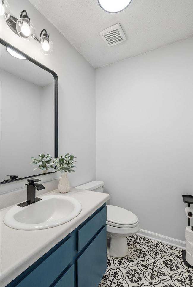 Building Photo - 3-Bed Spacious End Unit Townhouse