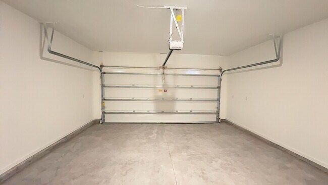 Building Photo - Luxury 3 Bedroom 2.5 Bath 2 car garage Townhome in the Gated Community of the Hammock