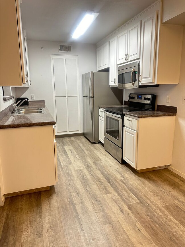 Building Photo - 2 bedroom/ 2 bathroom unit