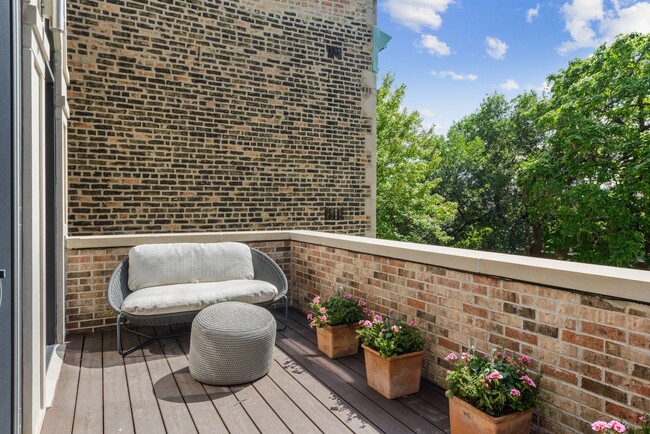 Building Photo - 1925 N Bissell St