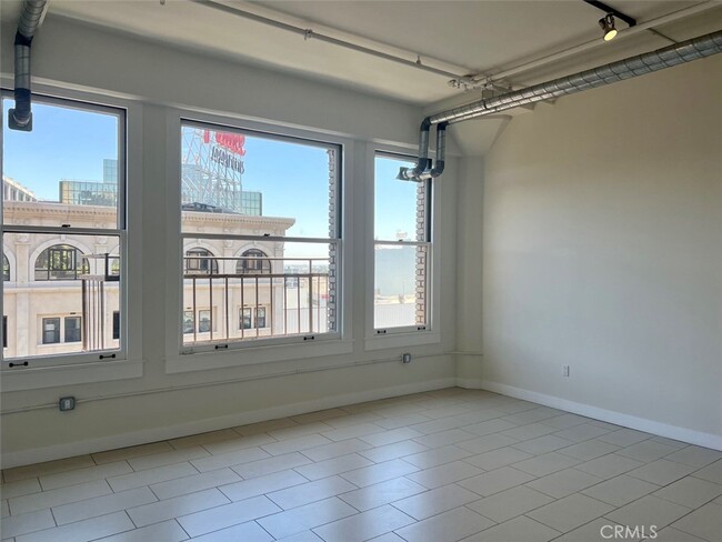 Building Photo - 939 S Broadway-