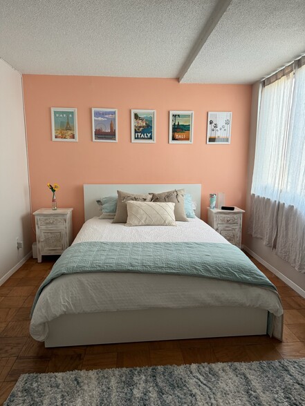 Bedroom area with large window - 501 Slaters Ln