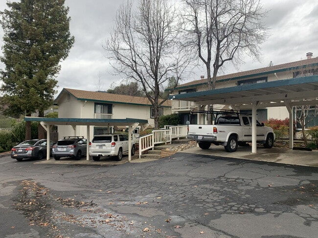 Building Photo - Well maintained condo close to city amenities and Lyon's Park!