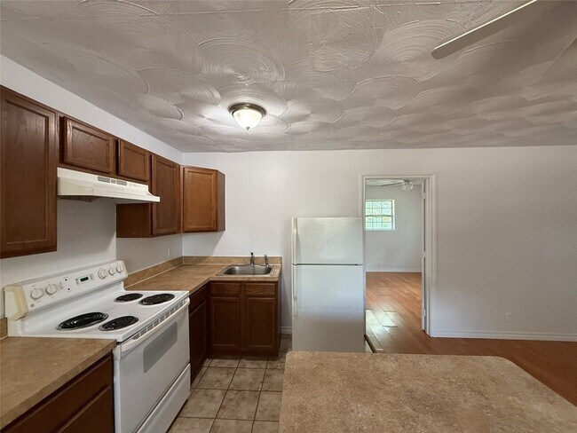 Building Photo - 211 Skyway Dr