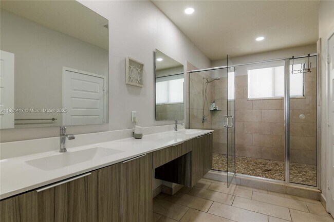 Building Photo - 4714 NW 84th Ct