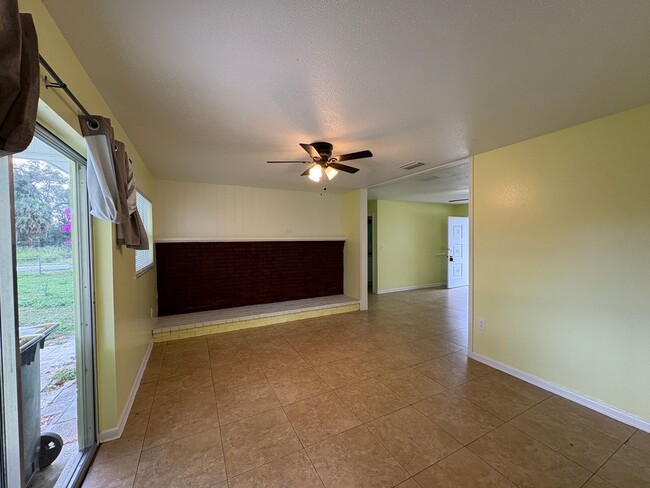 Building Photo - For Rent: 4-Bedroom Home in Lakeland
