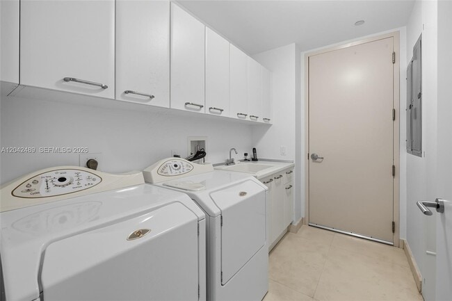 Building Photo - 7141 Fisher Island Dr