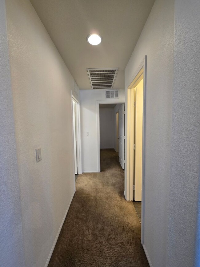 Building Photo - A Fabulous 5 Bedroom Home in Henderson