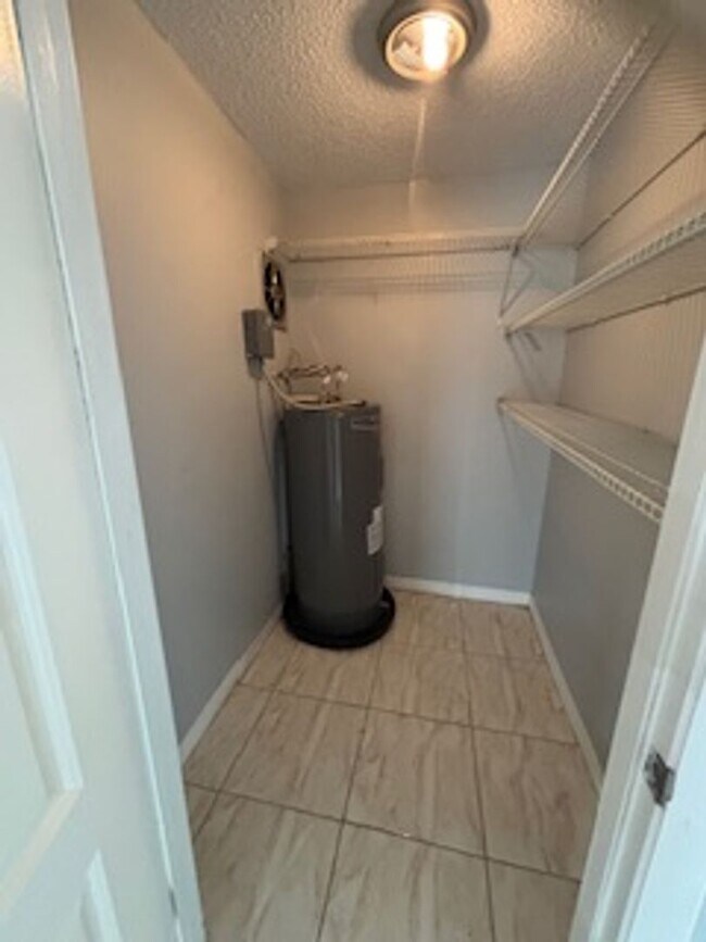 Building Photo - Large  3 bedroom, 2 bath pool home.