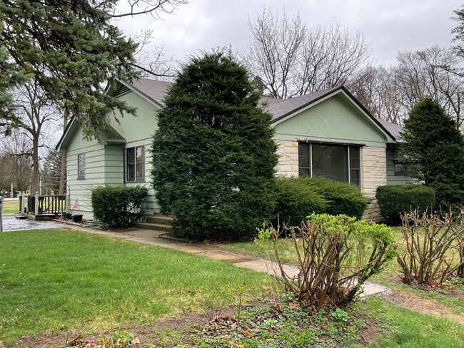 Building Photo - Hartland Single Family Ranch Home, 3 Bed, 1.5 Bath, Attached Garage