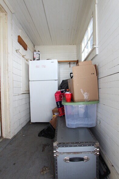 rear entry foyer - 831 Lancaster Ave