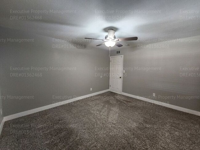 Building Photo - 4 bedroom 2 bath great location.