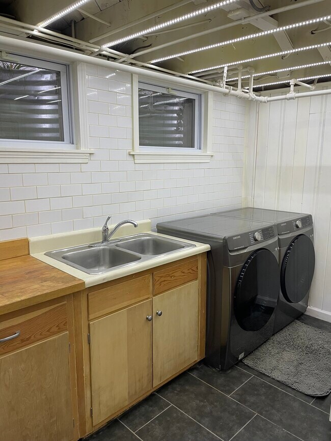 Building Photo - 206 Eastwood Ave