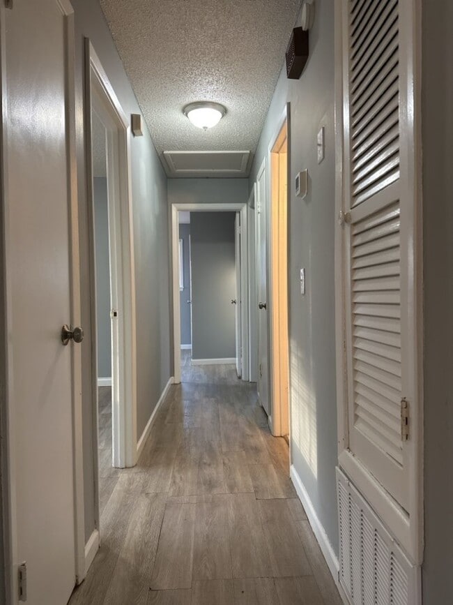 Building Photo - Great 3 Bedroom 2 Bathroom Available Now
