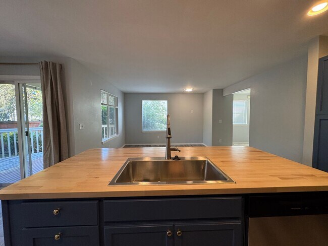 Building Photo - Modern Updated Townhome