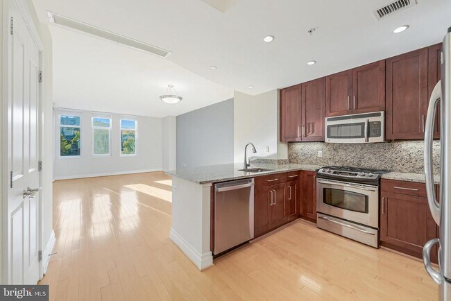 Building Photo - 8220 Crestwood Heights Dr