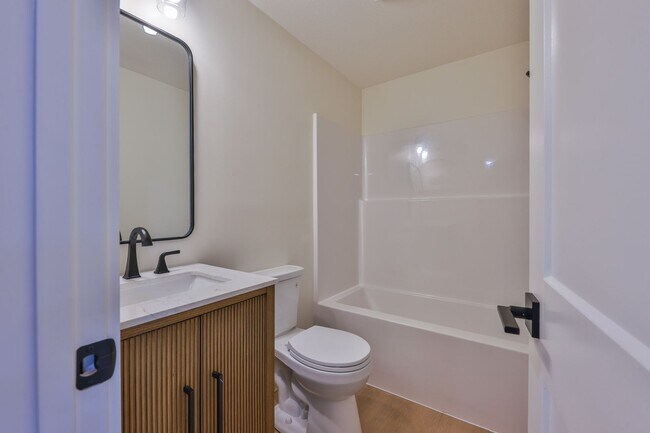 Building Photo - 551 Elm St