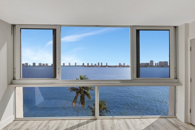 Primary Photo - 301 Lake Shore Dr